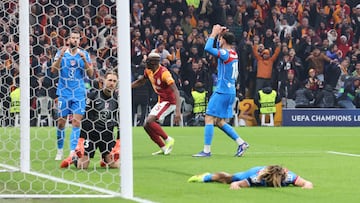 Llorente lamenta su autogol.