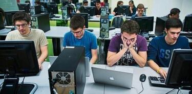 Adiós a las carreras fáciles para estudiantes de informática: “Empezamos a ver el impacto de la IA”