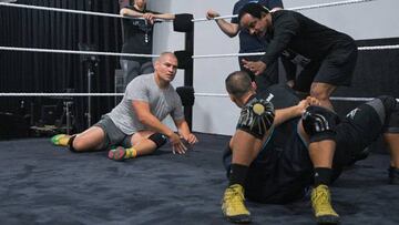 Cain Velásquez durante su entrenamiento en el WWE Performance Center.
