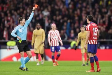 Expulsión de Stefan Savic y Ferran Torres. El árbitro Munuera Montero enseña la cartulina roja a ambos jugadores.