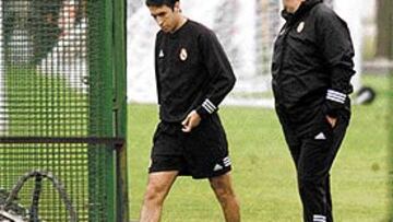 <b>PASO ADELANTE.</B> Raúl y Del Bosque conversan en la sesión de este viernes.