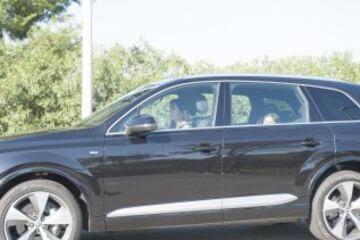Llegada de los familiares de los jugadores al parque temático.