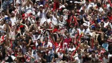 <b>EL DÍA. </b>Los rayistas festejan un gol y el ascenso ante el Xerez.
