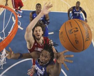 Chris Bosh, ante Pau Gasol, jugó el All Star de Dallas en 2010.