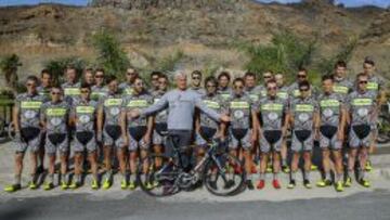 Tinkov pos&oacute; junto a todo el equipo Tinkoff en la primera concentraci&oacute;n de la temporada, celebrada en Gran Canaria.