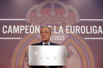 El presidente del Real Madrid, Florentino Pérez, da un discurso durante la recepción en la Comunidad de Madrid.