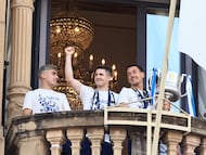 Los jugadores de la Real Sociedad celebran el título desde el balcón del Ayuntamiento de San Sebastián ante miles de aficionados.