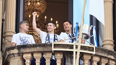Los jugadores de la Real Sociedad celebran el título desde el balcón del Ayuntamiento de San Sebastián ante miles de aficionados.