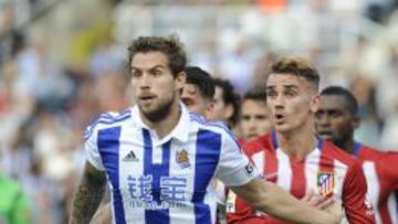 I&ntilde;igo Mart&iacute;nez defiende a Griezmann en un c&oacute;rner. 