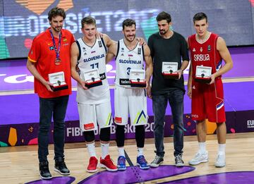 El curso 2016-17, el segundo como profesional en el Madrid, se cerró mal en lo colectivo. Los blancos, tras la exhibición de Llull en la Copa, perdieron en la Final Four ante el Fenerbahçe con un mal Doncic y luego en la final del Liga frente al Valencia, pero el verano iba a ser revitalizador para el genio de Liubliana, el de su debut con Eslovenia. La aventura acabaría el 17 de septiembre de 2017 con el oro del Eurobasket colgado al cuello, un hito para el pequeño país balcánico, otro más en la carrera del base. Cerró el campeonato en el quinteto ideal junto al MVP Goran Dragic y tras promediar 14,3 puntos, 8,1 rebotes y 3,6 asistencias.