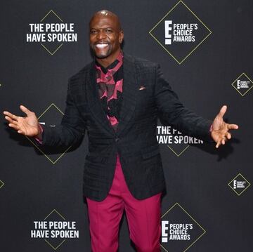 El consentido de muchos, Terry Crews; apareció en la alfombra roja mostrando éste formal, pero alegre atuendo.