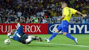 Brazil's Ronaldo (R) scores against Germany's goalkeeper Oliver Kahn (L) during the World Cup final in Yokohama June 30, 2002.     REUTERS/Kai Pfaffenbach  
MUNDIAL COREA JAPON 2002 FINAL 
ALEMANIA - BRASIL  GOL DE RONALDO 
PUBLICADA 24/02/06 ESP10 1COL