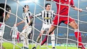 <b>DE NIVEL. </b>Van Buyten marca y envía a la Juve a la Europa League como posible rival del Atlético.