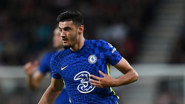 Fin de contrato: 2026 ? Valor (Olocip): 20,7 M
Otro atacante de físico imponente. Broja, y su 1,91m, se ha hecho mayor en las filas del Southampton, cedido por el Chelsea. En su primer año asentado en la Premier ha hecho nueve goles y regalado un sinfín de detalles de ariete de élite. Por algo el West Ham está dispuesto a pagar 35 M por él. Internacional por Albania, su potencia generaría 0,5 goles por partido en el equipo blanco.