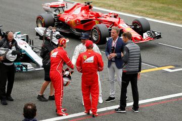 Raikkonen y Vettel felicitan a Lewis Hamilton por la pole.