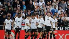 VALENCIA (ESPAÑA), 05/11/2023.- El centrocampista del Valencia Pepelu (2d) celebra tras anotar el 1-0 durante el partido correspondiente a la jornada 12 de LaLiga que Valecnia CF y Granada disputan este domingo en Mestalla. EFE/ Juan Carlos Cárdenas
