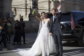 Pilar Rubio y Sergio Ramos saliendo como marido y mujer de la catedral de Sevilla.