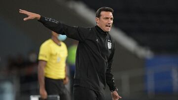 Argentina&#039;s coach Lionel Scaloni gestures during the Conmebol Copa America 2021 football tournament group phase match against Chile at the Nilton Santos Stadium in Rio de Janeiro, Brazil, on June 14, 2021. (Photo by CARL DE SOUZA / AFP)