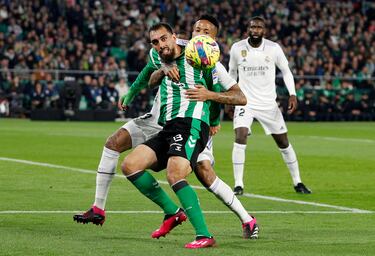 Borja Iglesias protege el balón ante la presión de Éder Militão.
