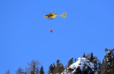 Vista general mientras Lindsey Vonn es trasladada en helicóptero tras sufrir un accidente durante el descenso femenino.