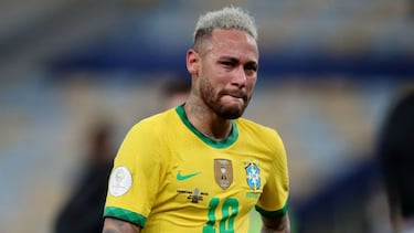 Neymar llora tras la derrota de Brasil contra Argentina.