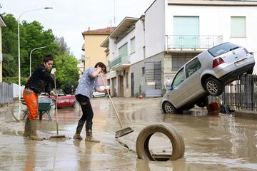 Las inundaciones de la región italiana de Emilia Romaña están dejando numerosos destrozos pero lo peor son los al menos nueve muertos y las 13.000 personas evacuadas. Así están los alrededores de la localidad de Imola, donde se ha cancelado el Gran Premio de Fórmula 1. 