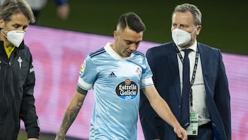 Iago Aspas se retira lesionado junto al doctor Garc&iacute;a Cota durante el partido entre el Celta y el Levante en Bala&iacute;dos.