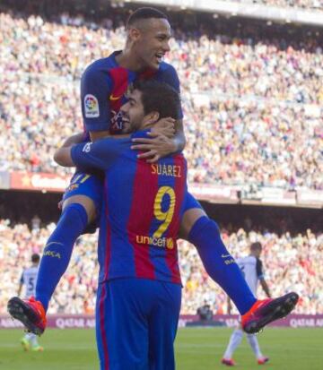 Luis Suárez celebra el 3-0 con Neymar. 

