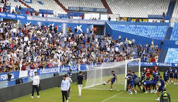 Los jugadores del Zaragoza se disponen a regalar balones a los aficionados.