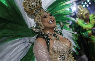 Estos días la ciudad brasileña se viste de gala para disfrutar del Carnaval 2023. Bailes, desfiles, samba... llenan de color la ciudad ciudad costera de Brasil, famosa por sus playas de Copacabana e Ipanema, la estatua del Cristo Redentor sobre el cerro del Corcovado y el morro Pan de Azúcar.