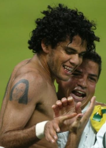 Dani Alves ganó en Emiratos Árabes el mundial sub 20 tras ganar Brasil 1-0 a España con un gol de Fernandinho en el 87.