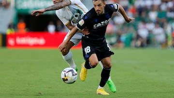 ELCHE, 27/08/2022.- El centrocampista del Elche Tete Morente (i) lucha con Andoni Gorosabel, de la Real Sociedad, durante el partido de la jornada 3 de LaLiga Santander, este sábado en el estadio Martínez Valero, Elche. EFE/Manuel Lorenzo
