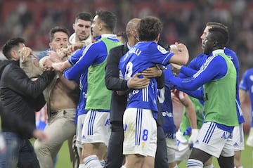 Bronca en el césped tras finalizar el partido entre los jugadores de ambos equipos. En la imagen, el jugador del Sporting Jony (de paisano).