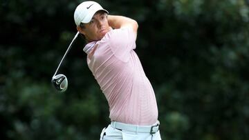 Rory McIlroy golpea la bola durante la disputa de la última jornada del TOUR Championship en el East Lake Golf Club de Atlanta, Georgia.
