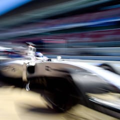 Bottas pips Hamilton to top testing times