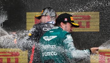 Fernando Alonso celebró su segunda plaza en el podio del Gran Premio de Canadá con todo el equipo de Aston Martin, después de una dura batalla con Lewis Hamilton en la que salió ganador.