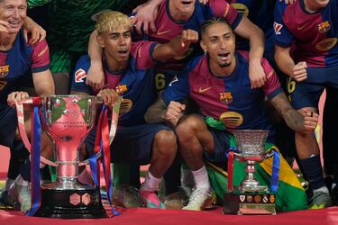 Los jugadores del Barcelona Lamine Yamal y Raphinha celebran el título de Liga con sus compañeros al final del encuentro de la jornada 37 de LaLiga entre FC Barcelona y Villarreal CF.
