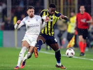 Soccer Football - UEFA Europa League - Fenerbahce v Aston Villa - Sukru Saracoglu Stadium, Istanbul, Turkey - January 22, 2026 Aston Villa's Matty Cash in action with Fenerbahce's Jhon Duran REUTERS/Umit Bektas