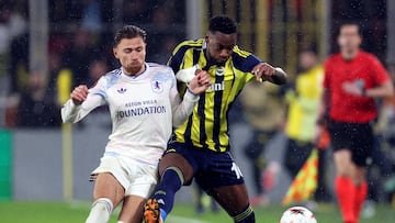 Soccer Football - UEFA Europa League - Fenerbahce v Aston Villa - Sukru Saracoglu Stadium, Istanbul, Turkey - January 22, 2026 Aston Villa's Matty Cash in action with Fenerbahce's Jhon Duran REUTERS/Umit Bektas