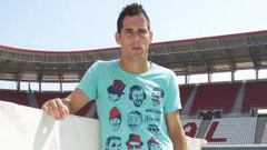 <b>HIJO PRÓDIGO. </b>Jorge juega por primera vez en El Molinón con una camiseta distinta a la del Sporting.