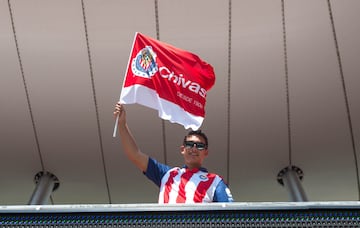 Calor, sol y pasión: el color de la afición en el Estadio Chivas