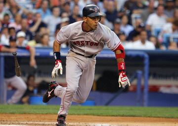 Julio Lugo, el pelotero dominicano que jugó para siete equipos de las Grandes Ligas entre 2000 y 2011, y ganó un anillo de la Serie Mundial con los Boston Red Sox en 2007, murió el 15 de noviembre, un día antes de cumplir los 46 años de edad, en Santo Domingo. Se desempeñaba en la posición de campocorto. En la MLB también militó en Houston Astros, Tampa Bay Devil Rays, Los Angeles Dodgers, St. Louis Cardinals, Baltimore Orioles y Atlanta Braves.