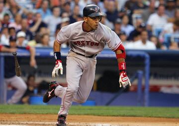 Julio Lugo, el pelotero dominicano que jugó para siete equipos de las Grandes Ligas entre 2000 y 2011, y ganó un anillo de la Serie Mundial con los Boston Red Sox en 2007, murió el 15 de noviembre, un día antes de cumplir los 46 años de edad, en Santo Domingo. Se desempeñaba en la posición de campocorto. En la MLB también militó en Houston Astros, Tampa Bay Devil Rays, Los Angeles Dodgers, St. Louis Cardinals, Baltimore Orioles y Atlanta Braves. 