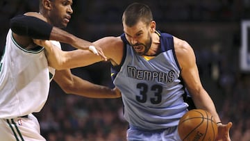 CJX722. BOSTON (MA, EE.UU.), 27/12/2016.- El jugador de Grizzlies Marc Gasol (d) conduce el balón ante la marca de Al Horford (i), de Celtics, hoy, martes 27 de diciembre de 2016, durante un partido entre Grizzlies y Celtics por la NBA, en el TD Garden de Boston, Massachusetts (EE.UU.). EFE/CJ Gunther
