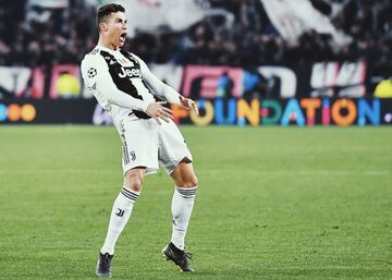 Los octavos de final de la Champions League en su edici¨®n de 2018-19 mostraron dos grandes remontadas. La que aqu¨ª destacamos se produjo en la eliminatoria entre la Juventus y el Atl¨¦tico de Madrid. El partido de ida disputado en el Metropolitano nos dej¨® un encuentro igualado entre ambos equipos, que se desequilibr¨® en los ¨²ltimos minutos por parte del equipo que acert¨® m¨¢s. La pareja de centrales del Atl¨¦tico en aquel momento Gim¨¦nez-God¨ªn, desnivelaron la balanza con una buena renta de cara a la visita a Italia. 2-0. El encuentro de vuelta fue muy distinto. Primero, porque Diego Costa no estuvo por acumulaci¨®n de amarillas, con lo que los colchoneros perd¨ªan mordiente en el ataque (no dispararon ninguna vez entre los tres palos); y segundo, porque emergi¨® la figura de uno de los jugadores m¨¢s grandes de la historia: Cristiano Ronaldo. El portugu¨¦s, con un hat-trick, liquid¨® las esperanzas del Atl¨¦tico. El ¨²ltimo tanto, adem¨¢s, lleg¨® de penalti y en el 86', cuando los de Simeone ya vislumbraban la pr¨®rroga. En esos octavos, como dec¨ªamos anteriomente, tambi¨¦n destac¨® la eliminaci¨®n del PSG ante el United. Los parisinos trajeron un 0-2 de Old Trafford, pero acabaron siendo derrotados en el Parque de los Pr¨ªncipes por 1-3. Rashford, de penalti y en el minuto 94, anot¨® el tanto decisivo.