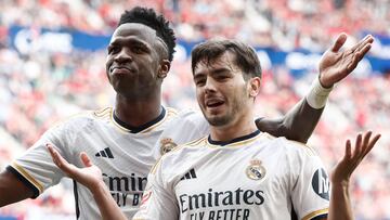 PAMPLONA, 16/03/2024.- El centrocampista del Real Madrid Brahim Díaz (d) celebra con su compañero Vinicius Jr el tercer gol de su equipo durante el partido de la LaLiga EA Sports entre Osasuna y Real Madrid este sábado en el estadio de El Sadar en Pamplona.-EFE/ Jesús Diges
