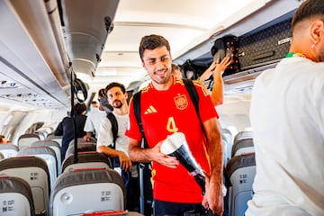 Los jugadores Rodri y Navas, subiendo al avión de regreso a España. 