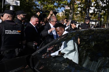 El jugador de fútbol Vinicius Jr. a su salida tras declarar por los insultos racistas recibidos en Mestalla, el 21 de mayo, en los Juzgados de Plaza de Castilla.