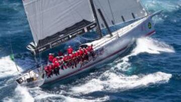 El barco australiano Wild Oats XI navega en cabeza en la regata Sydney Hobart. 