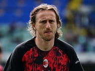 AC Milan's Croatian midfielder #14 Luka Modric warms up before the Italian Serie A football match between Hellas Verona and AC Milan at the Marcantonio Bentegodi stadium in Verona, on April 19, 2026. (Photo by PIERO CRUCIATTI / AFP)